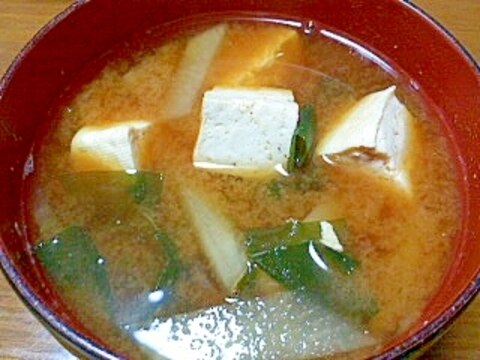 豆腐とわかめと大根の赤味噌汁